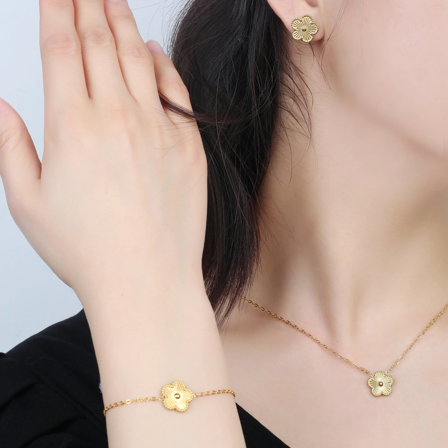 Conjunto de Joias Femininas 18k Banho de Ouro - Colar, Brincos e Pulseira com Flor de Cinco Pétalas para Festa e Uso Diário