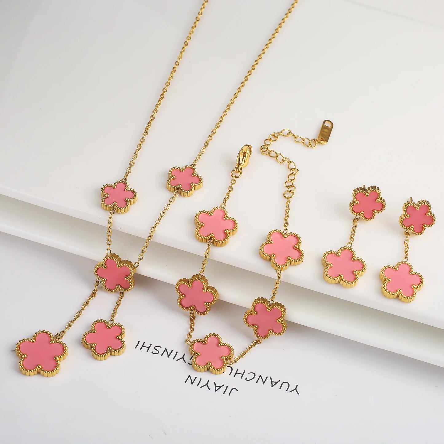 Conjunto de Joias Femininas 18k Banho de Ouro - Colar, Brincos e Pulseira com Flor de Cinco Pétalas para Festa e Uso Diário