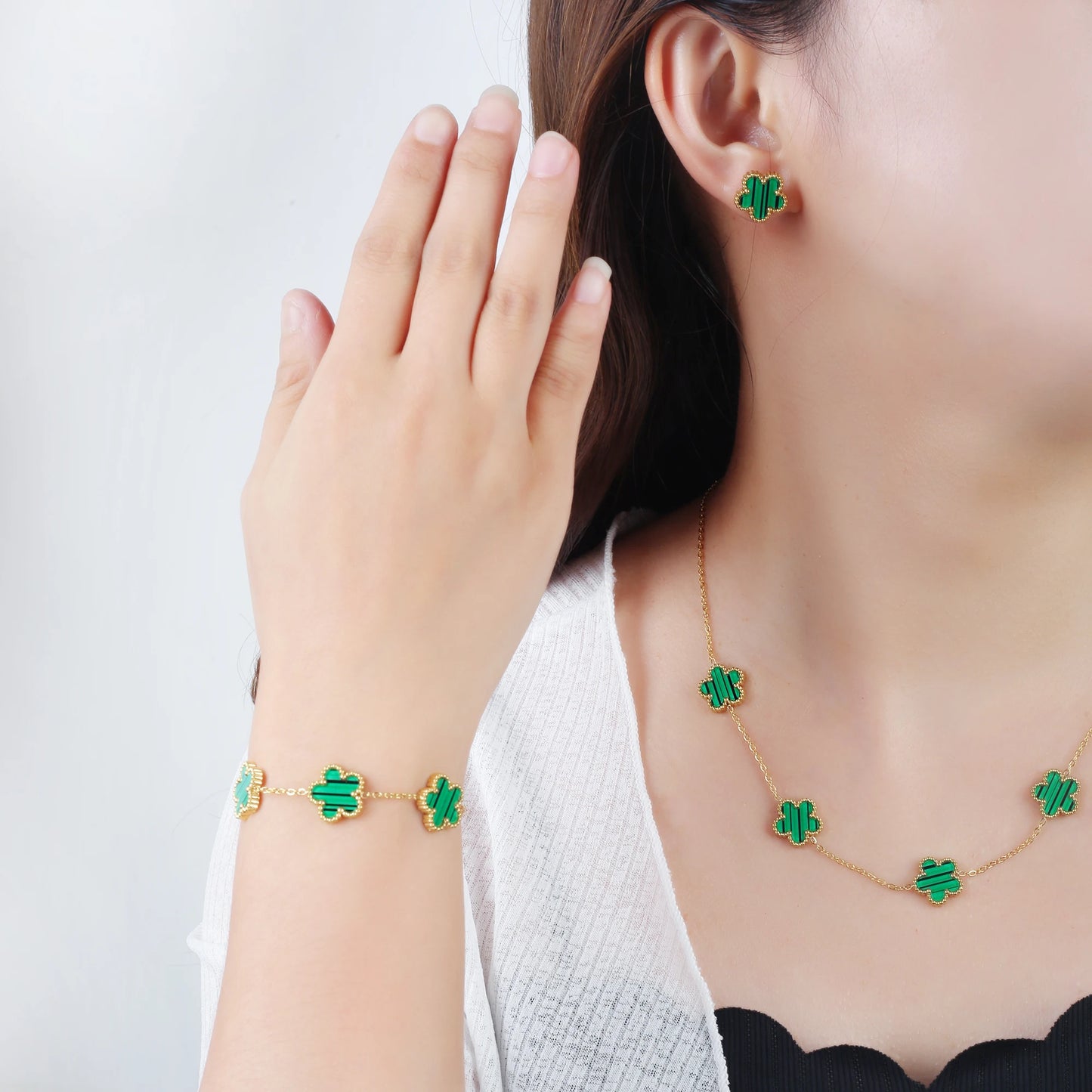 Conjunto de Joias Femininas 18k Banho de Ouro - Colar, Brincos e Pulseira com Flor de Cinco Pétalas para Festa e Uso Diário
