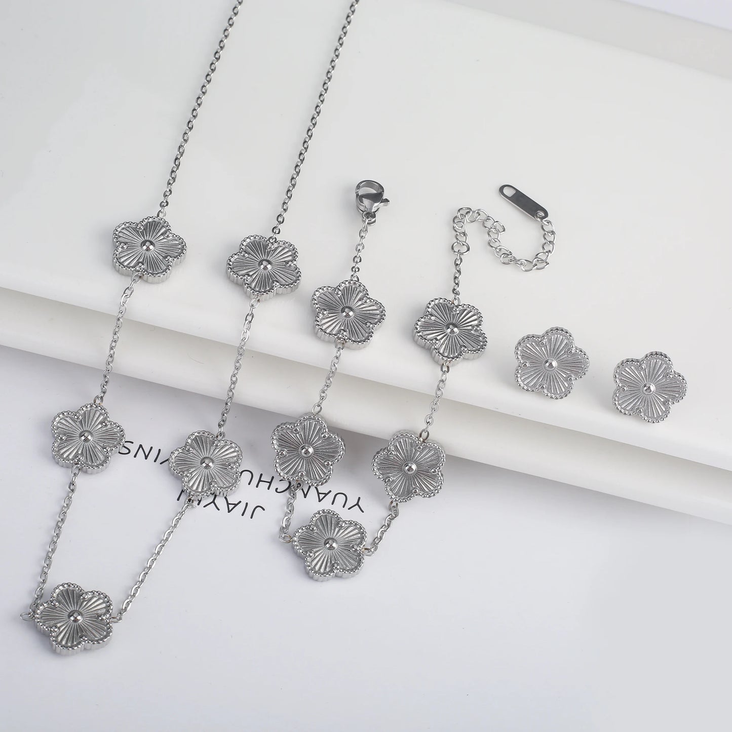 Conjunto de Joias Femininas 18k Banho de Ouro - Colar, Brincos e Pulseira com Flor de Cinco Pétalas para Festa e Uso Diário