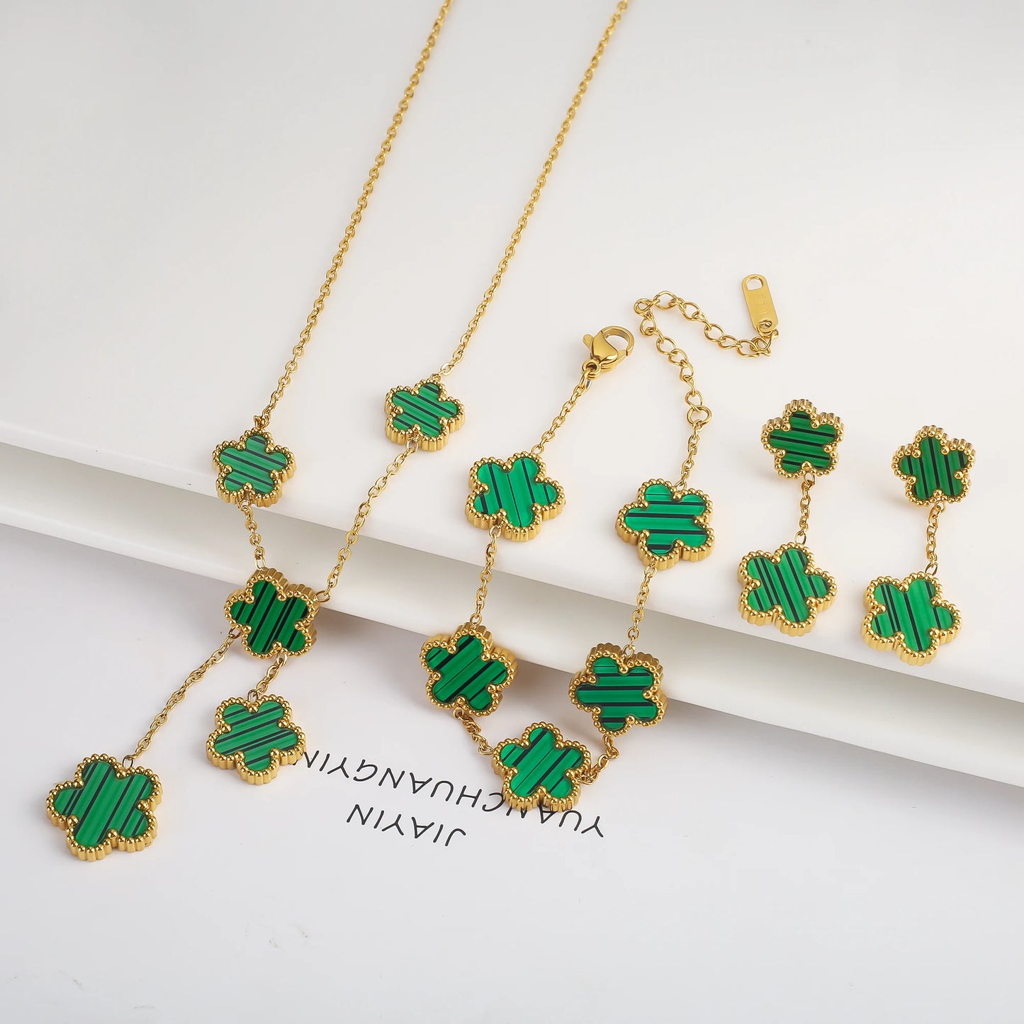 Conjunto de Joias Femininas 18k Banho de Ouro - Colar, Brincos e Pulseira com Flor de Cinco Pétalas para Festa e Uso Diário