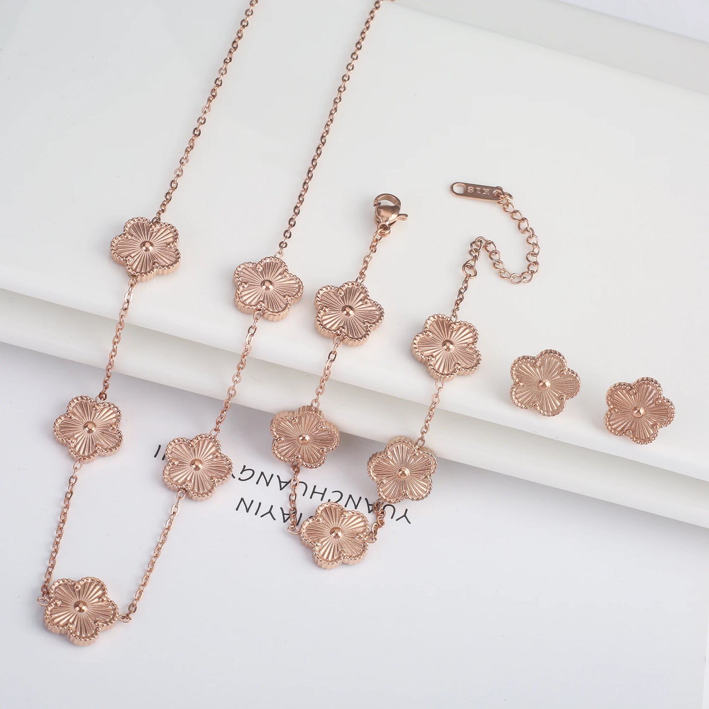 Conjunto de Joias Femininas 18k Banho de Ouro - Colar, Brincos e Pulseira com Flor de Cinco Pétalas para Festa e Uso Diário