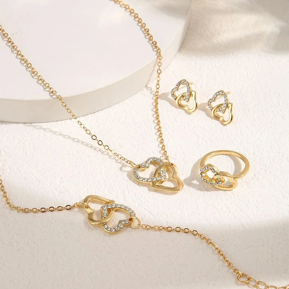 Conjunto de Joias Elegantes e Fashion 5 Peças – Brincos, Colares, Pulseiras e Anel em Formato de Coração com Strass Dourado