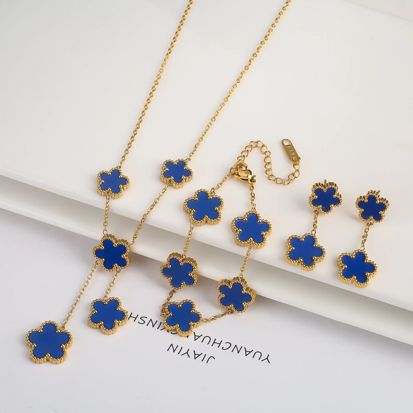 Conjunto de Joias Femininas 18k Banho de Ouro - Colar, Brincos e Pulseira com Flor de Cinco Pétalas para Festa e Uso Diário