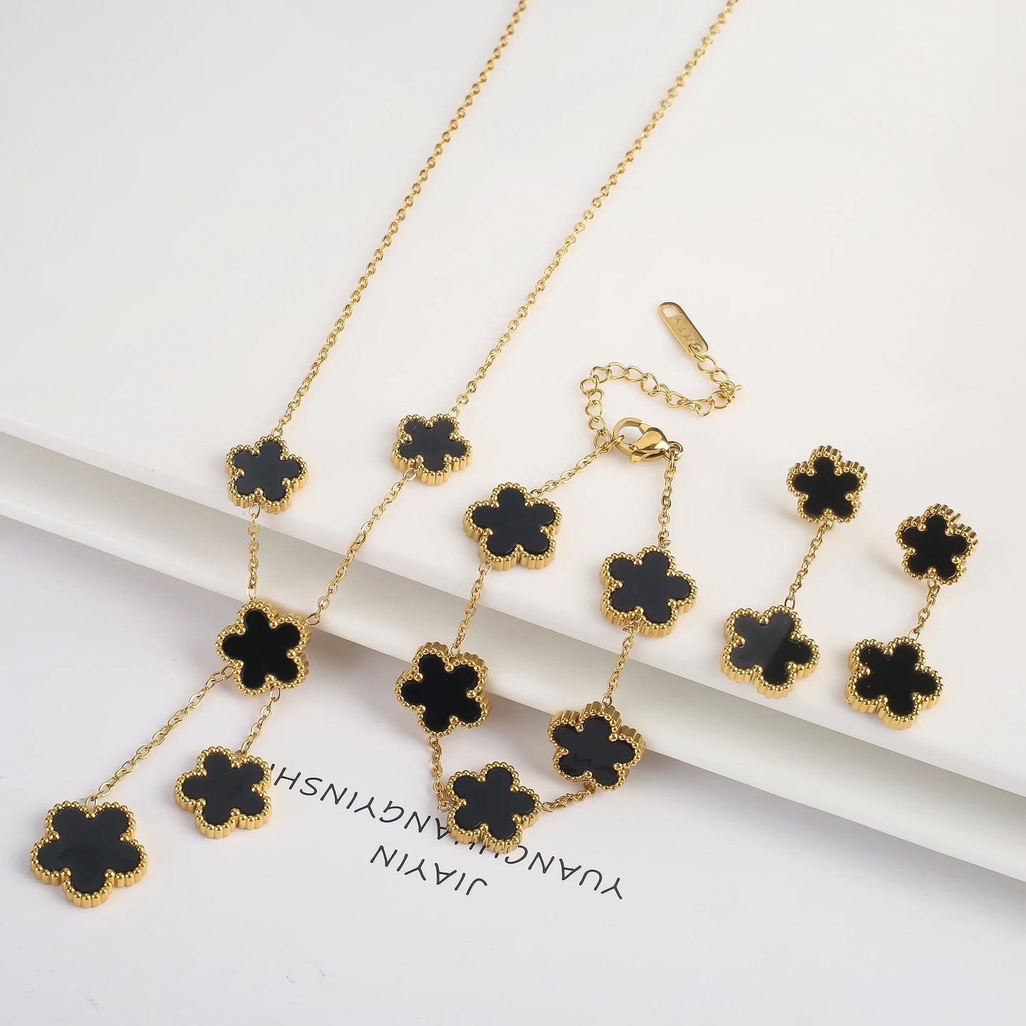 Conjunto de Joias Femininas 18k Banho de Ouro - Colar, Brincos e Pulseira com Flor de Cinco Pétalas para Festa e Uso Diário