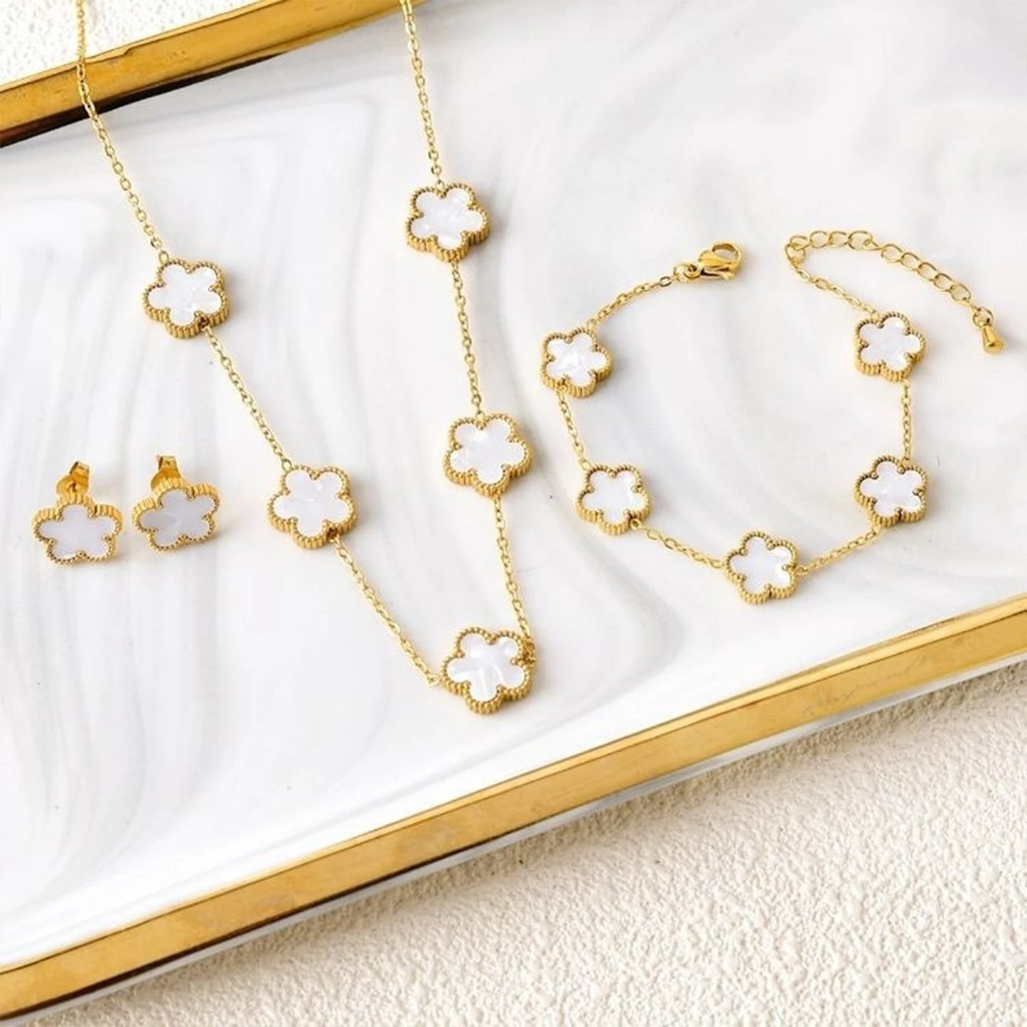 Conjunto de Joias Femininas 18k Banho de Ouro - Colar, Brincos e Pulseira com Flor de Cinco Pétalas para Festa e Uso Diário