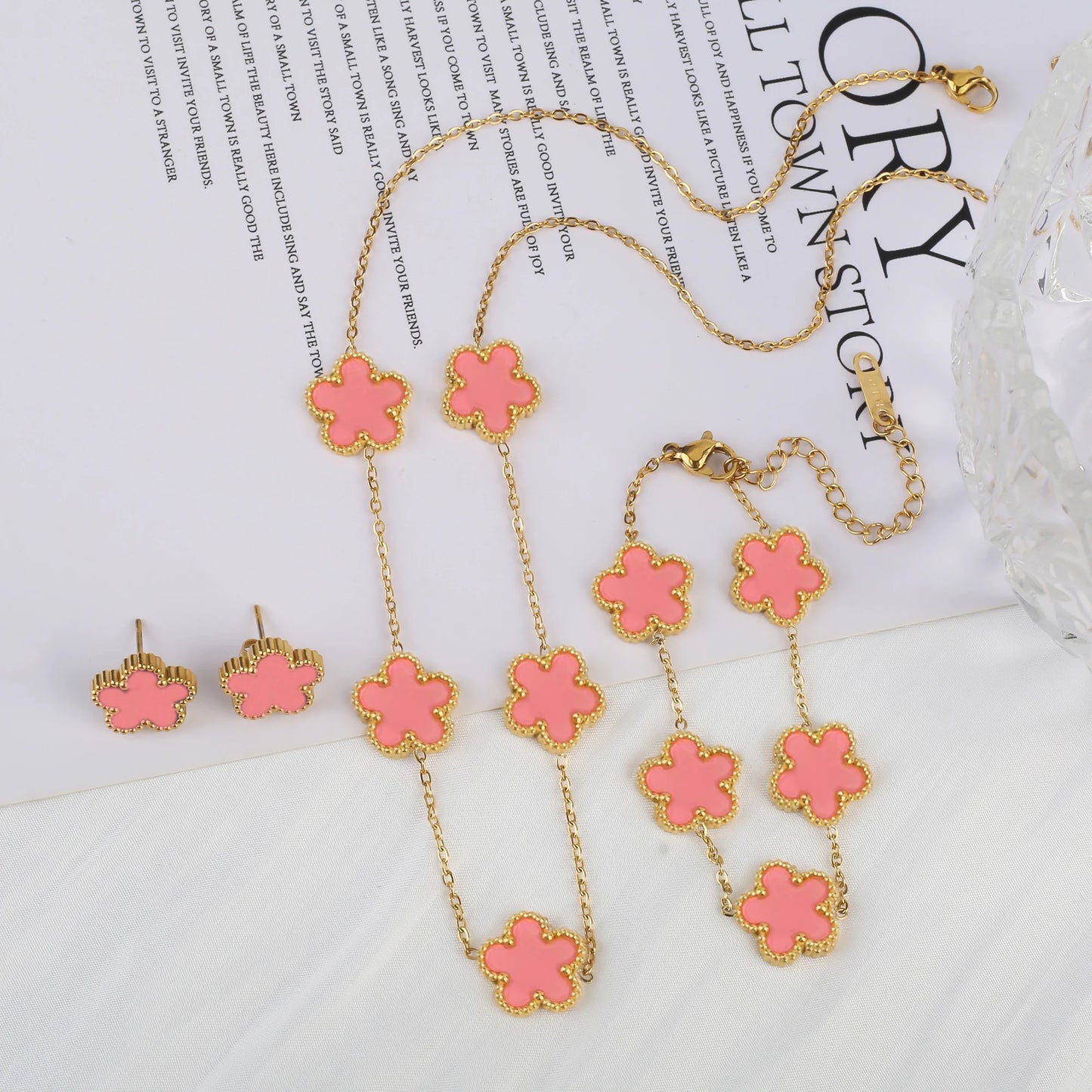 Conjunto de Joias Femininas 18k Banho de Ouro - Colar, Brincos e Pulseira com Flor de Cinco Pétalas para Festa e Uso Diário