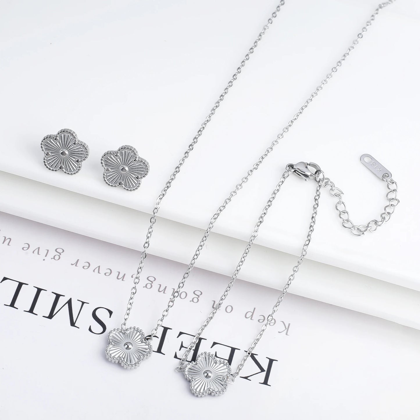 Conjunto de Joias Femininas 18k Banho de Ouro - Colar, Brincos e Pulseira com Flor de Cinco Pétalas para Festa e Uso Diário