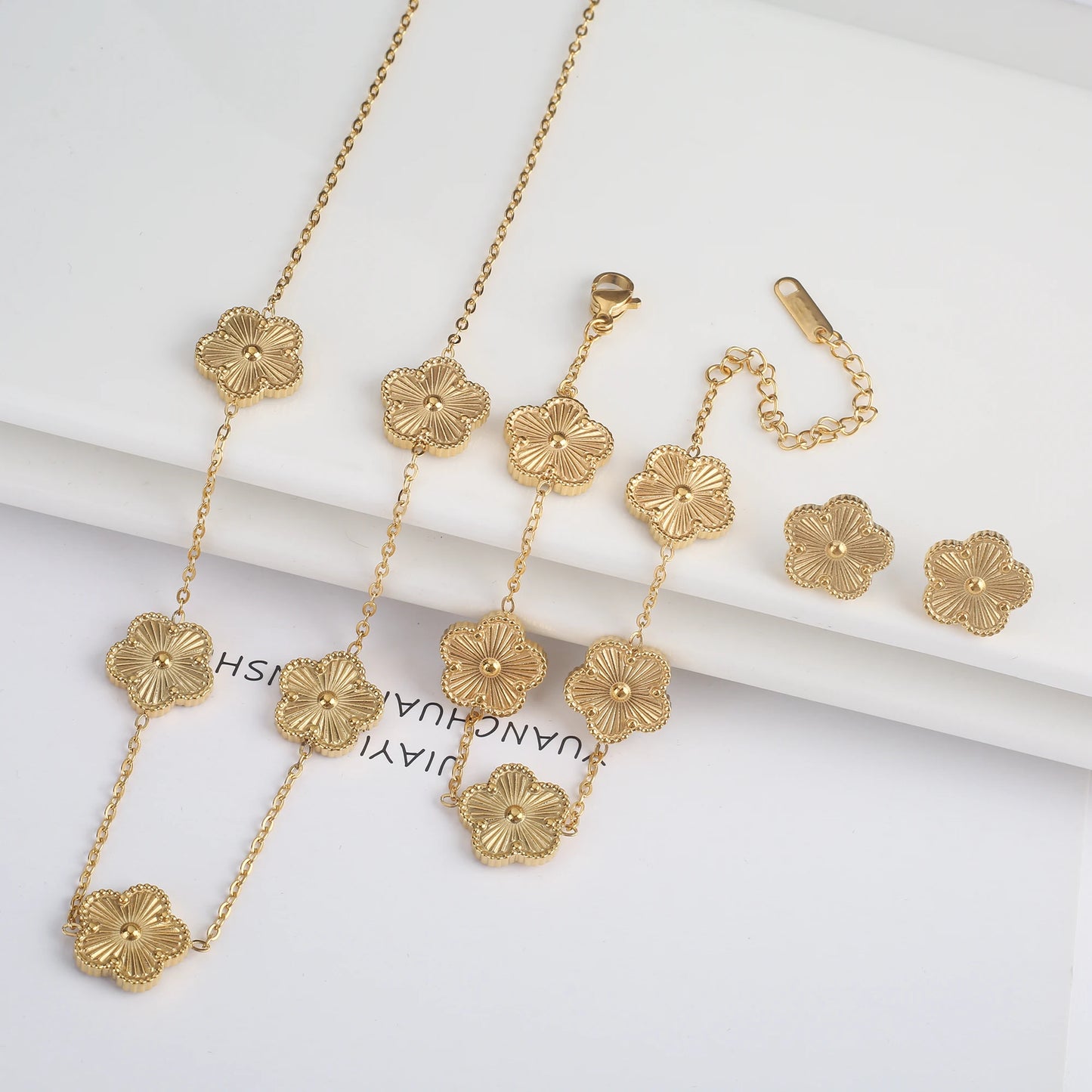 Conjunto de Joias Femininas 18k Banho de Ouro - Colar, Brincos e Pulseira com Flor de Cinco Pétalas para Festa e Uso Diário