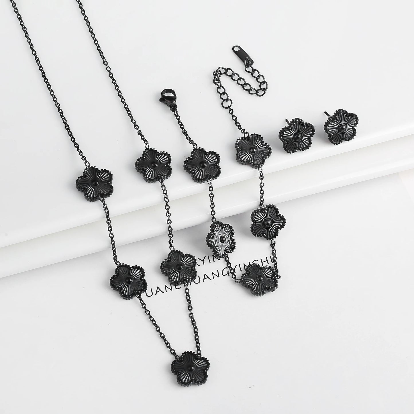 Conjunto de Joias Femininas 18k Banho de Ouro - Colar, Brincos e Pulseira com Flor de Cinco Pétalas para Festa e Uso Diário