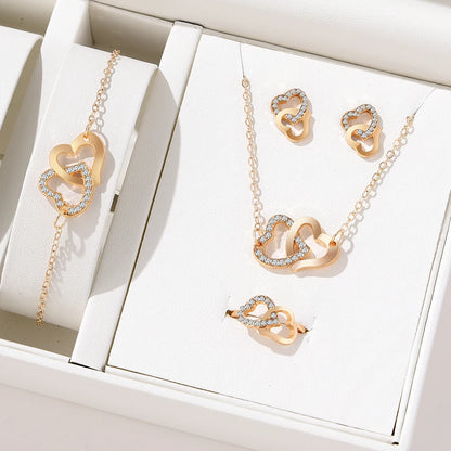 Conjunto de Joias Elegantes e Fashion 5 Peças – Brincos, Colares, Pulseiras e Anel em Formato de Coração com Strass Dourado