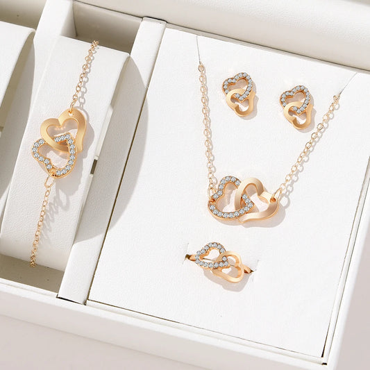 Conjunto de Joias Elegantes e Fashion 5 Peças – Brincos, Colares, Pulseiras e Anel em Formato de Coração com Strass Dourado