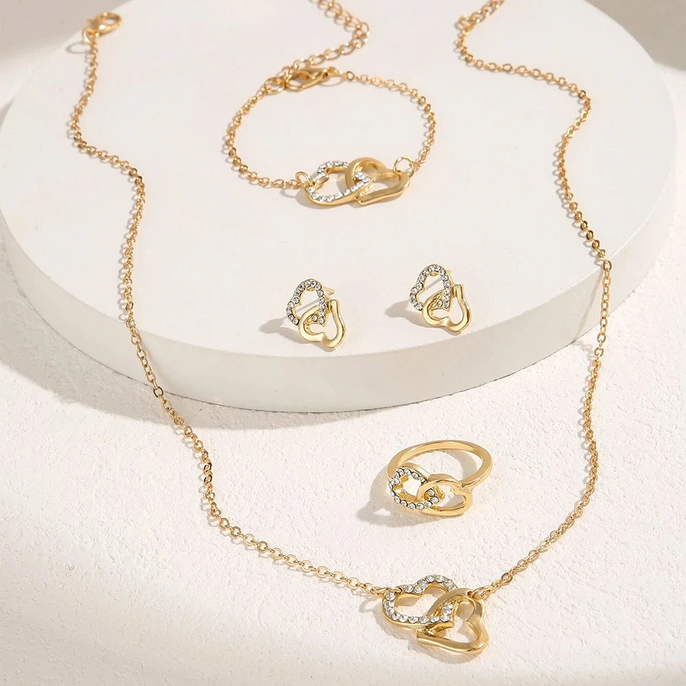 Conjunto de Joias Elegantes e Fashion 5 Peças – Brincos, Colares, Pulseiras e Anel em Formato de Coração com Strass Dourado