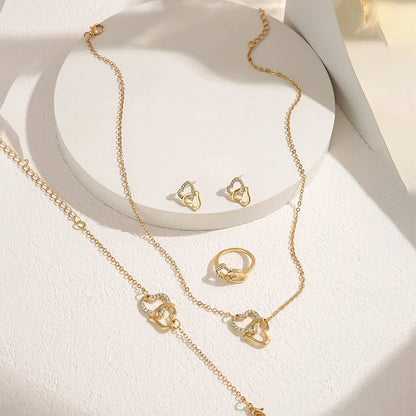 Conjunto de Joias Elegantes e Fashion 5 Peças – Brincos, Colares, Pulseiras e Anel em Formato de Coração com Strass Dourado