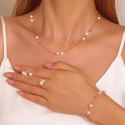 Conjunto de Joias Elegantes e Fashion 5 Peças – Brincos, Colares, Pulseiras e Anel em Formato de Coração com Strass Dourado