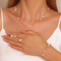 Conjunto de Joias Elegantes e Fashion 5 Peças – Brincos, Colares, Pulseiras e Anel em Formato de Coração com Strass Dourado