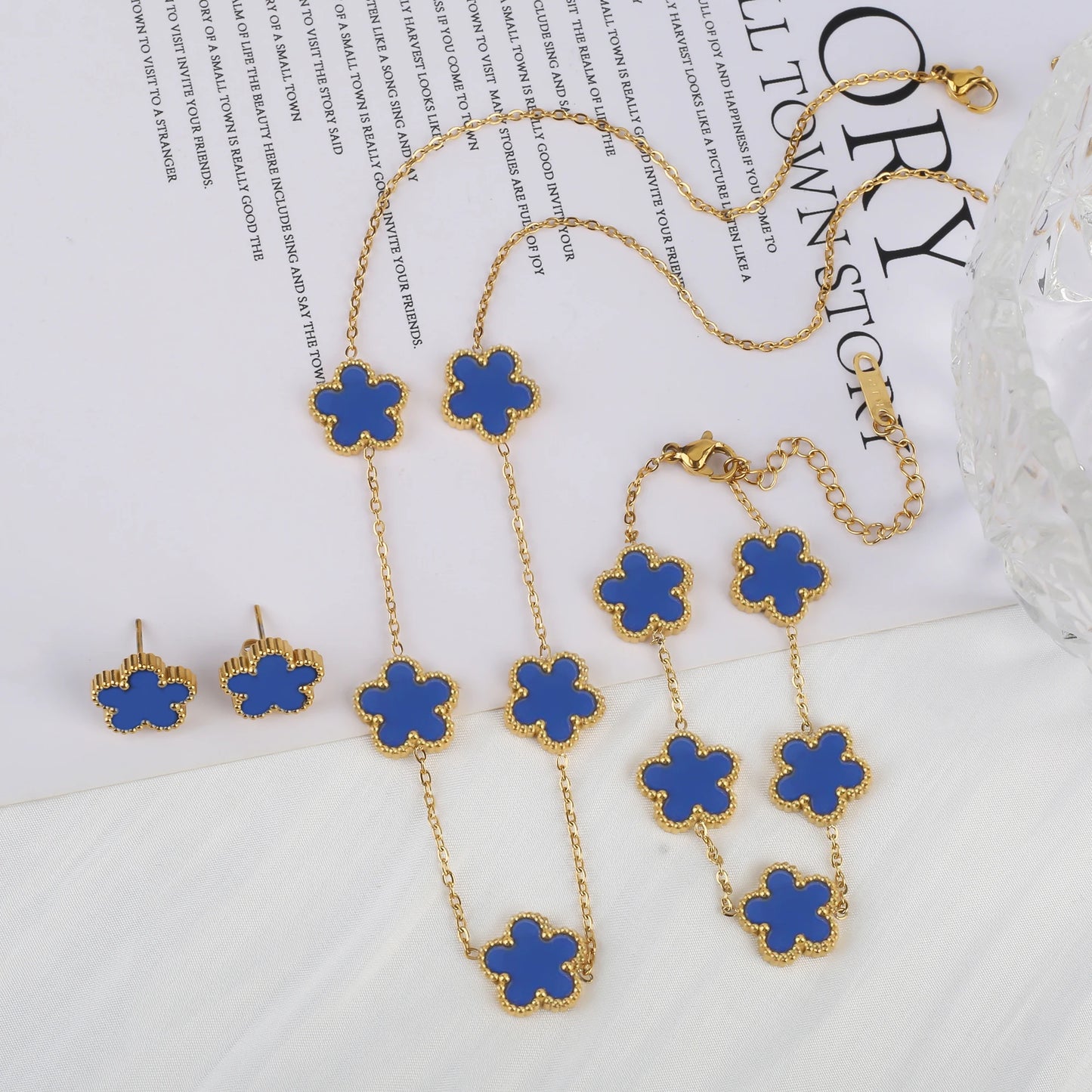 Conjunto de Joias Femininas 18k Banho de Ouro - Colar, Brincos e Pulseira com Flor de Cinco Pétalas para Festa e Uso Diário