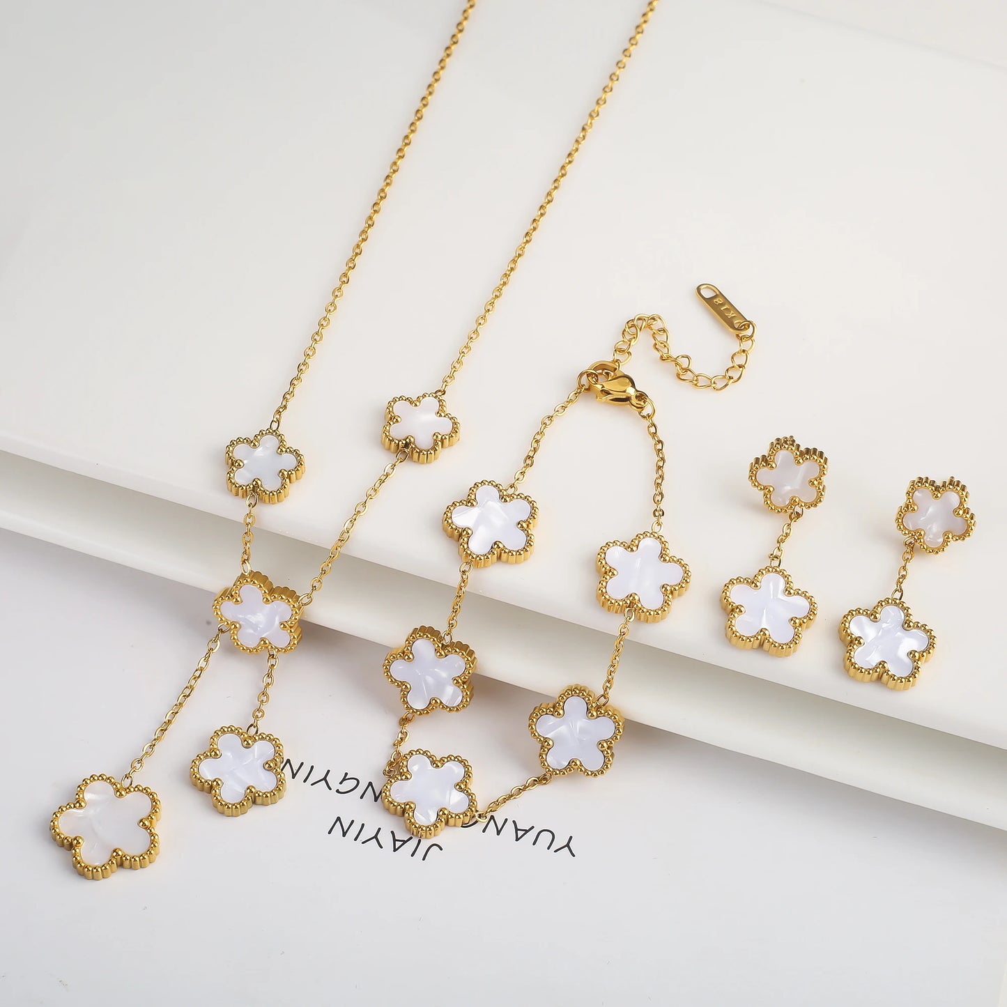 Conjunto de Joias Femininas 18k Banho de Ouro - Colar, Brincos e Pulseira com Flor de Cinco Pétalas para Festa e Uso Diário
